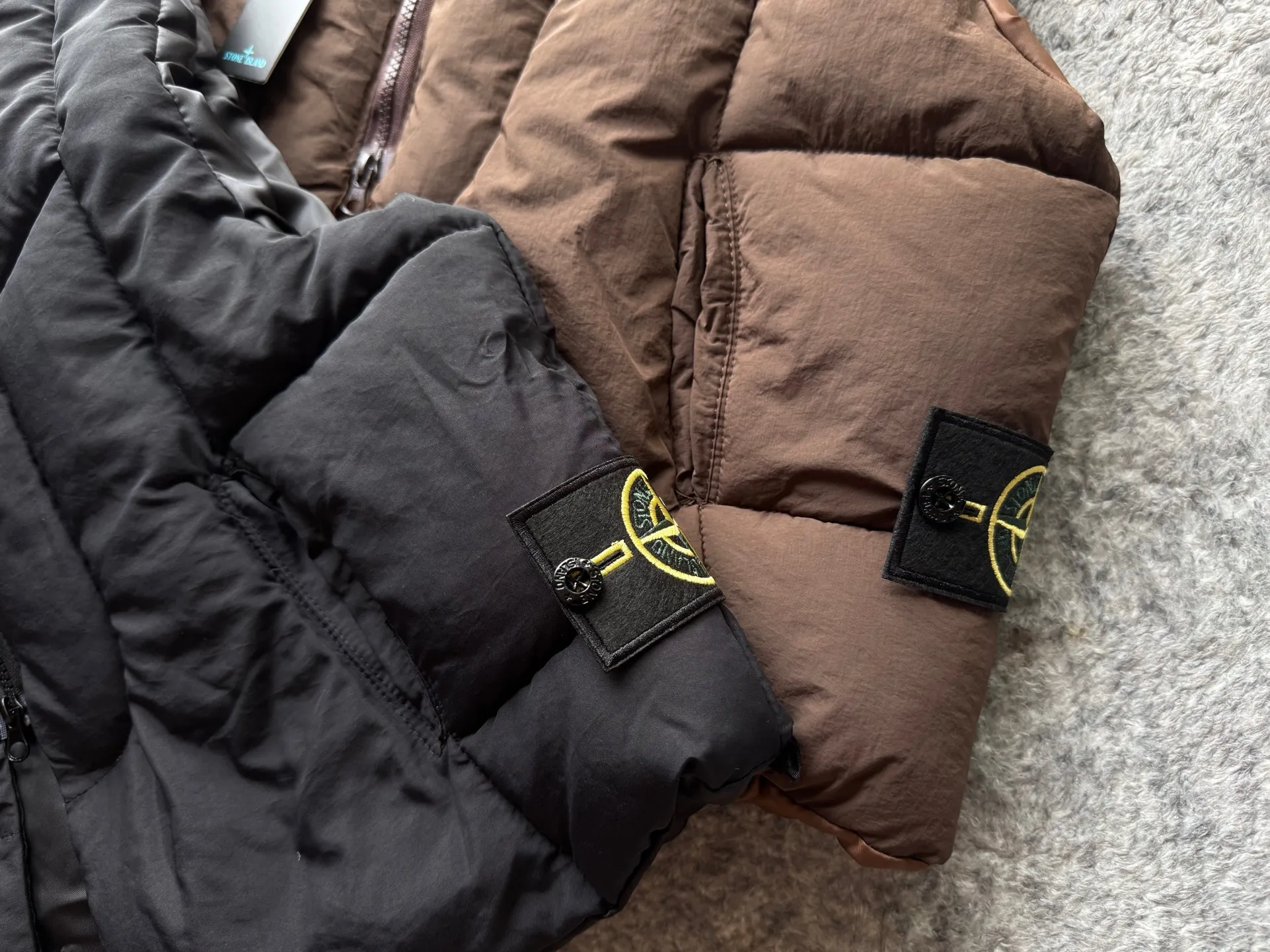 P280 Stone Island 25Fw Stone Island Linear Split Silhouette Cotton-Filled Deconstructed Waistcoat Jacket Stone Island's 2025 Grand Offering The outer layer is made of high-quality wrinkled nylon fabric, and the inner layer is filled with high-comfort and warm velvet cotton. The filling amount is very sufficient and the overall clothing is very full. The upper body silhouette and warmth are well guaranteed. The front and rear split line design is simple without losing details. The double zipper puller zipper increases practicality. The short design is very suitable for trendy matching in all seasons. It is very effective whether it is paired with a sweatshirt or a jacket. The basic black and chocolate brown meet the requirements of jumping in color and being versatile. It is a powerful tool for matching lazy suits when going out on the street. The classic emblem armband of Stone Island highlights the brand tension. It is first released on the entire network. Manufactured by a large factory. Complete with three-label accessories. Same style for men and women. Color: brown/black Size: m～xl
